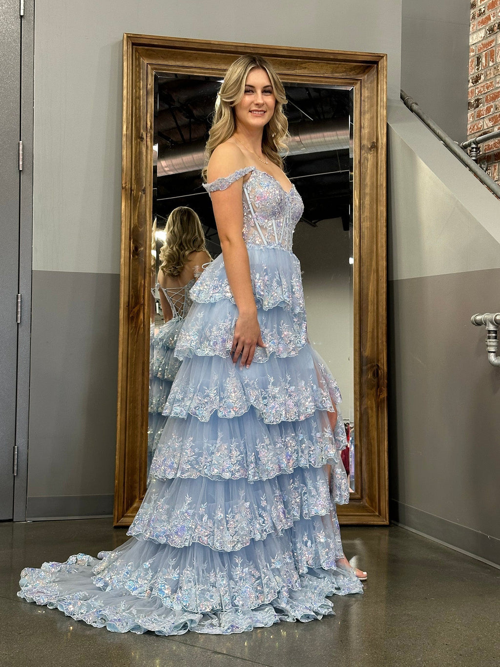 Vestido de fiesta estilo princesa con hombros descubiertos, corsé y volantes de encaje
