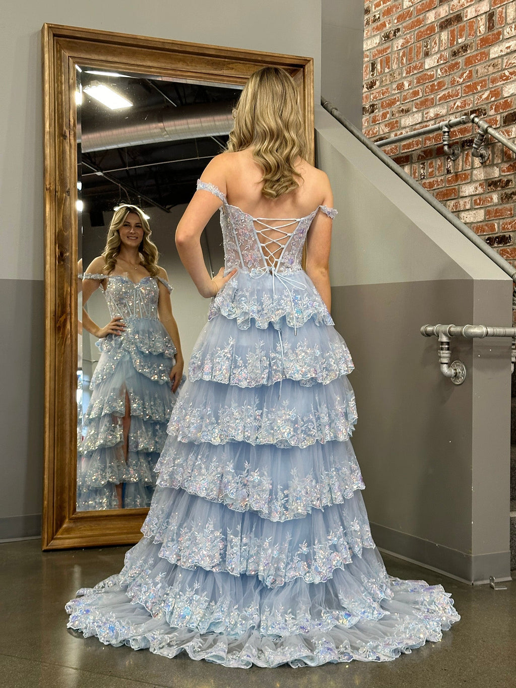 Vestido de fiesta estilo princesa con hombros descubiertos, corsé y volantes de encaje