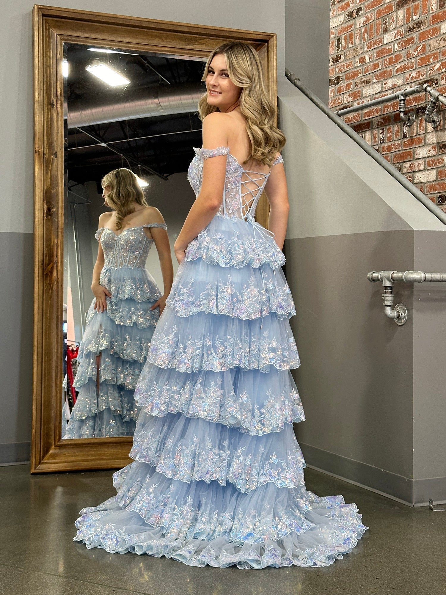 Vestido de fiesta estilo princesa con hombros descubiertos, corsé y volantes de encaje