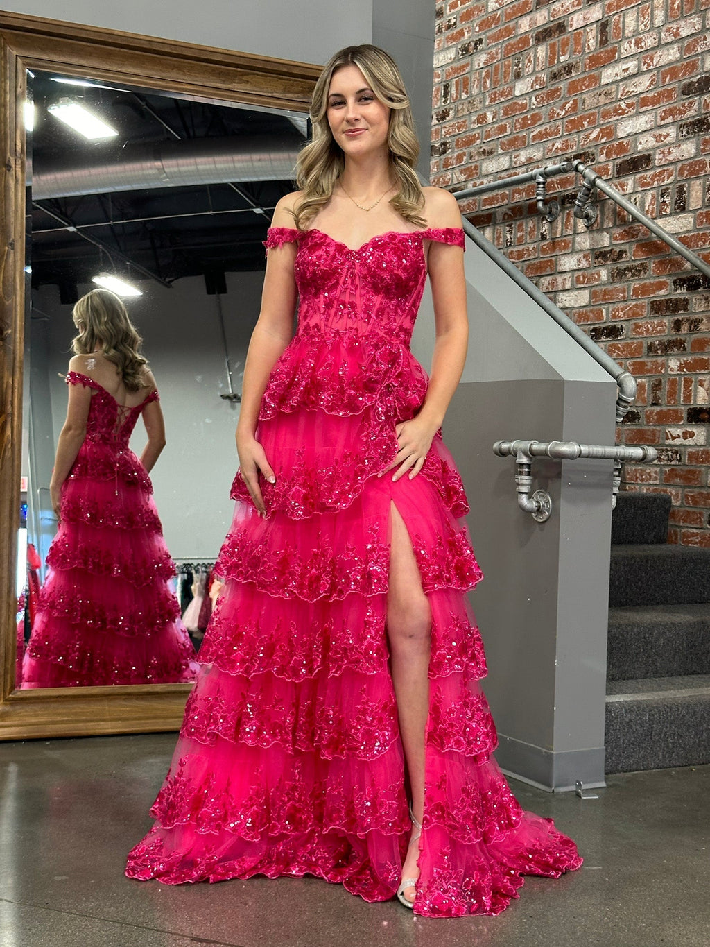 Vestido de fiesta estilo princesa con hombros descubiertos, corsé y volantes de encaje