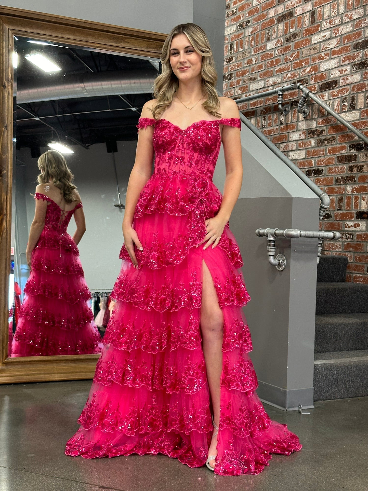 Vestido de fiesta estilo princesa con hombros descubiertos, corsé y volantes de encaje