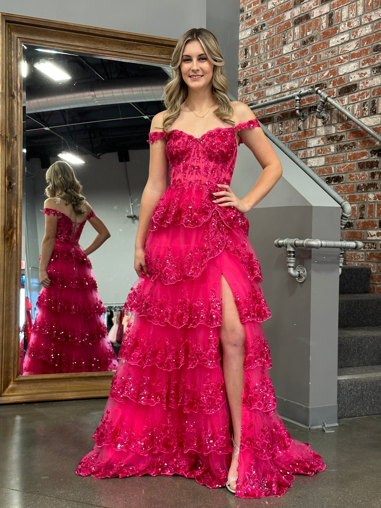 Vestido de fiesta estilo princesa con hombros descubiertos, corsé y volantes de encaje