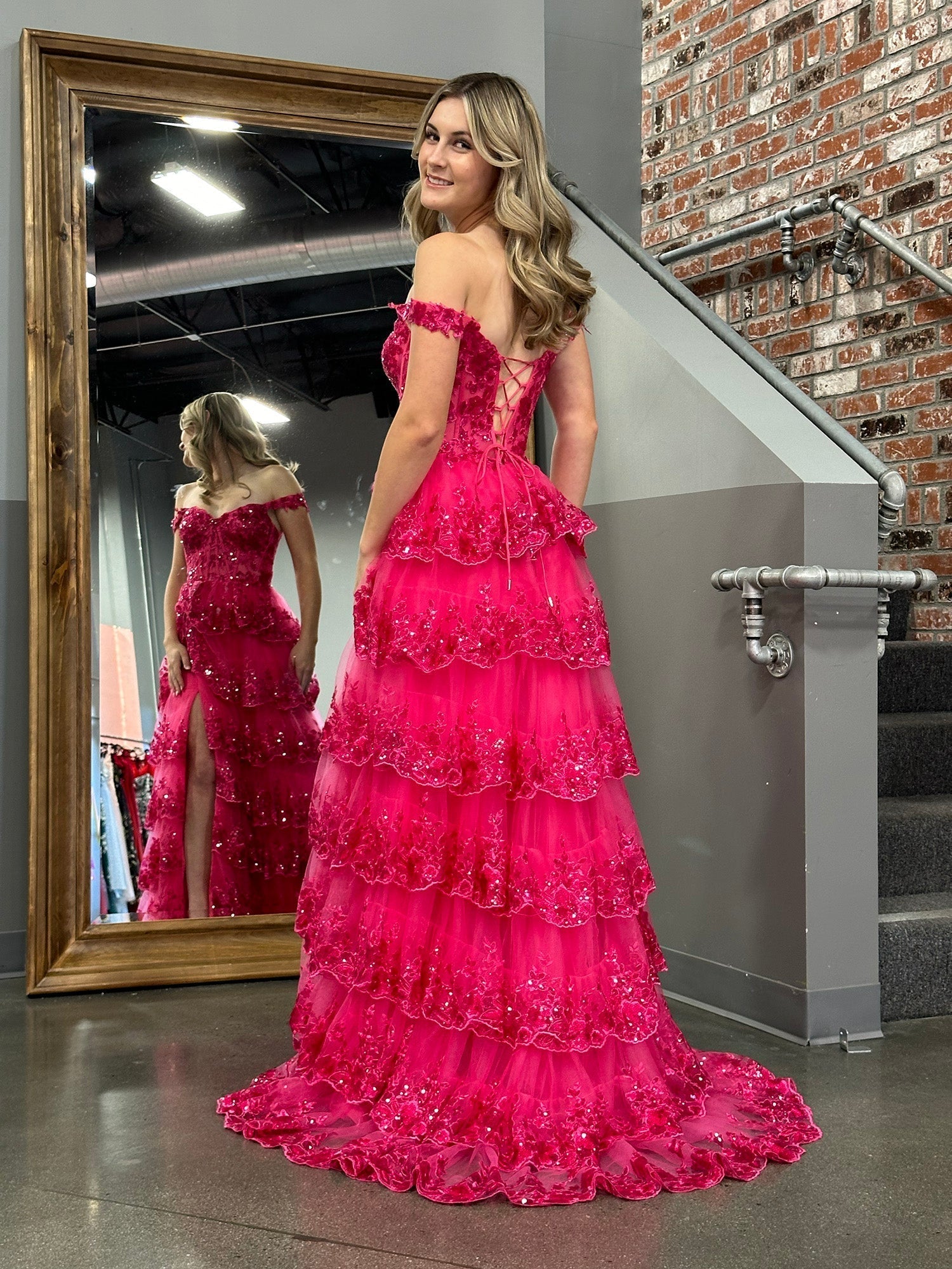 Vestido de fiesta estilo princesa con hombros descubiertos, corsé y volantes de encaje