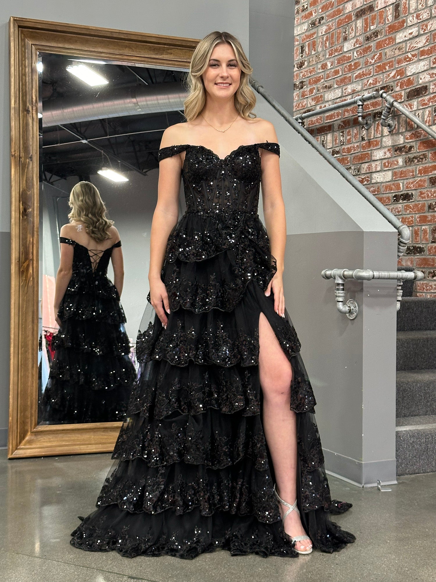 Vestido de fiesta estilo princesa con hombros descubiertos, corsé y volantes de encaje