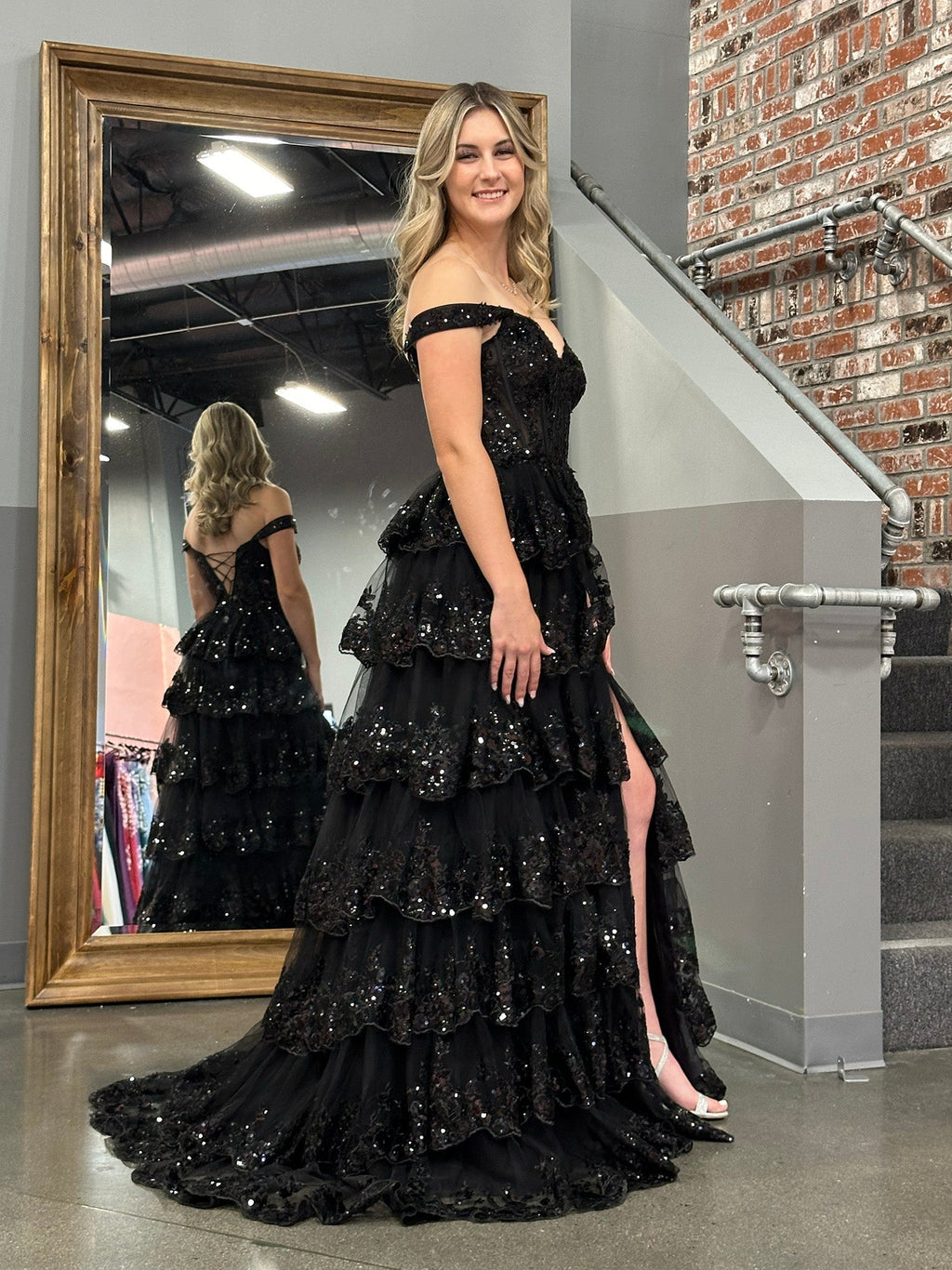 Vestido de fiesta estilo princesa con hombros descubiertos, corsé y volantes de encaje
