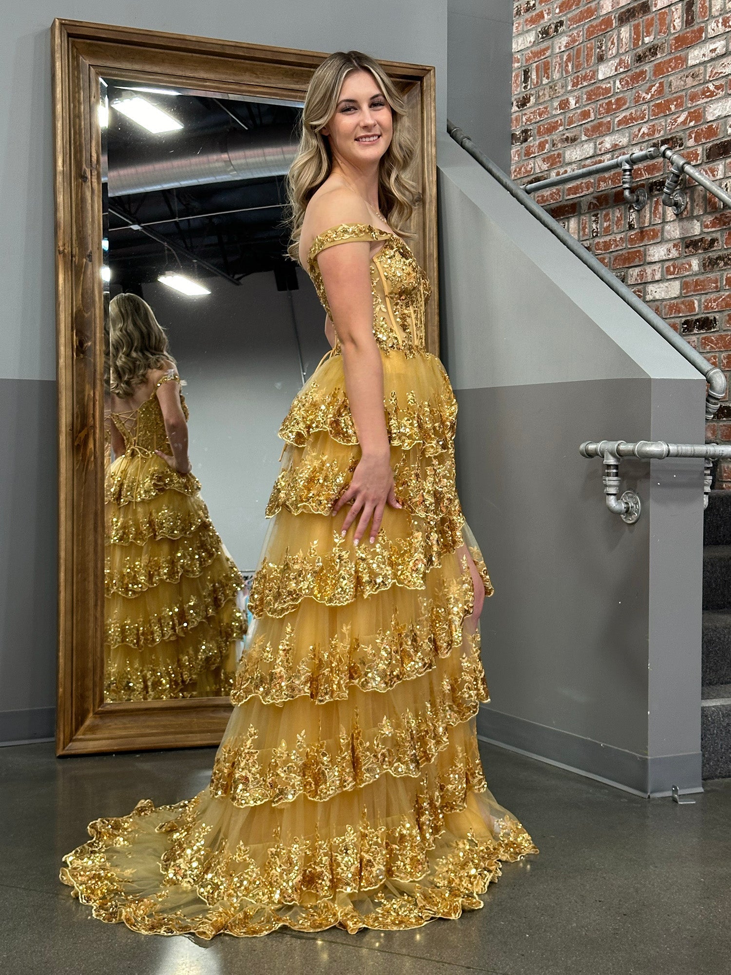 Vestido de fiesta estilo princesa con hombros descubiertos, corsé y volantes de encaje