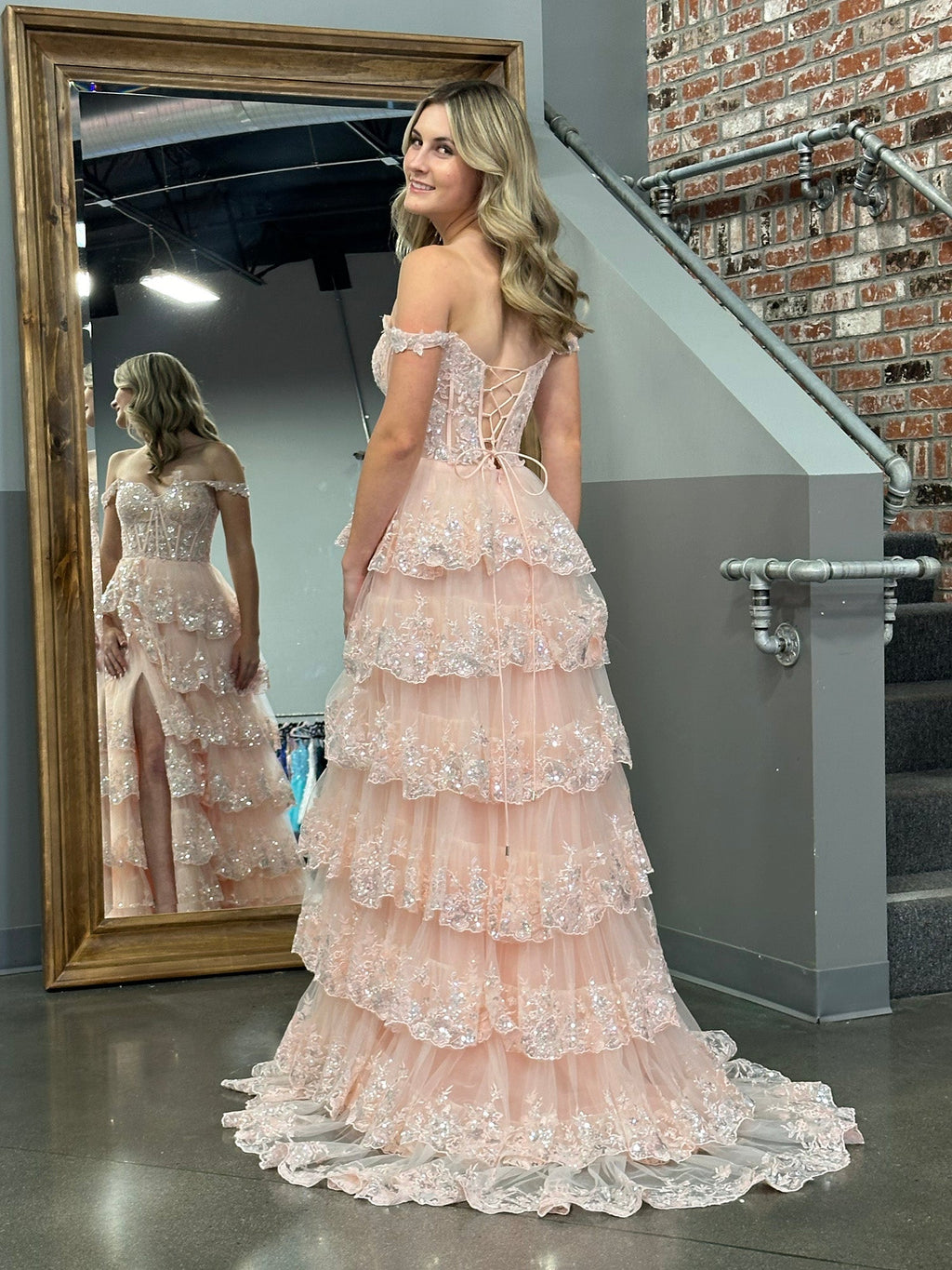 Vestido de fiesta estilo princesa con hombros descubiertos, corsé y volantes de encaje