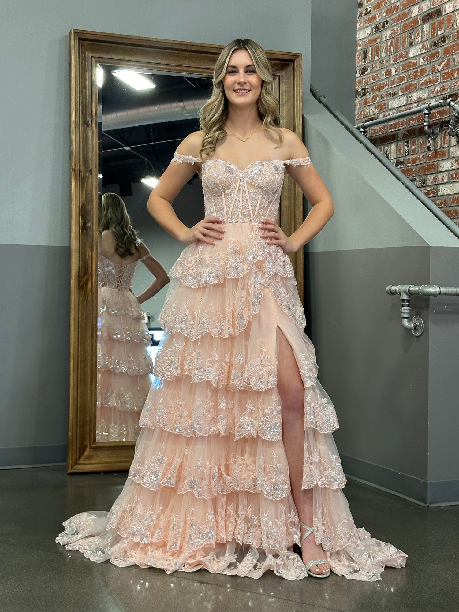 Vestido de fiesta estilo princesa con hombros descubiertos, corsé y volantes de encaje