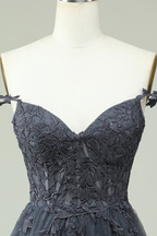 Vestido de fiesta gris corto con tirantes finos, corte A y apliques Y2397