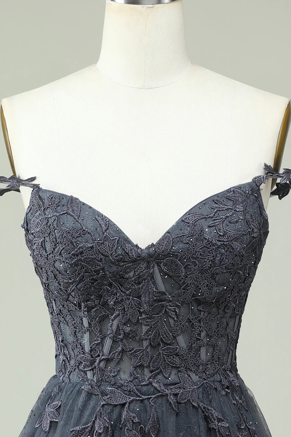 Vestido de fiesta gris corto con tirantes finos, corte A y apliques Y2397