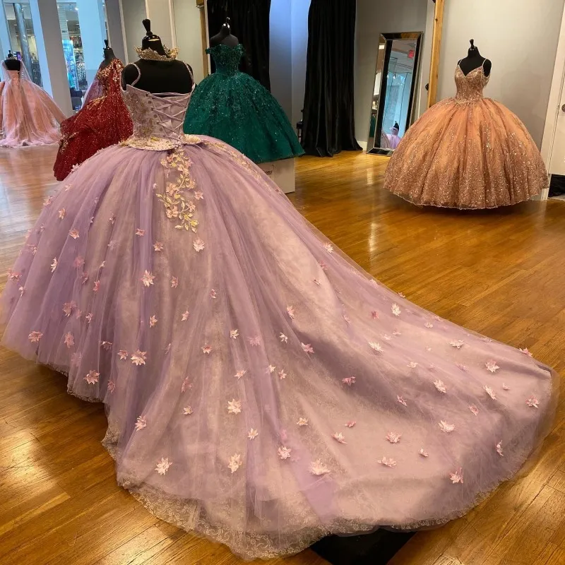 Hermoso vestido de quinceañera con tirantes finos, flores 3D y cola de corte, con encaje interior Y1247
