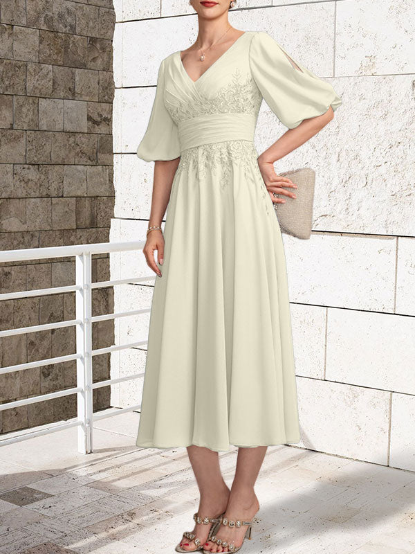 Vestido de madre de la novia de gasa con encaje, escote en V y largo hasta la rodilla con pliegues