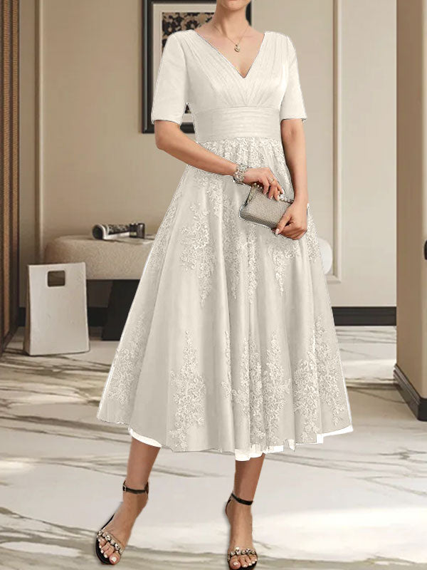 Vestido de madre de la novia de tul con encaje, escote en V y corte A hasta la rodilla con pliegues