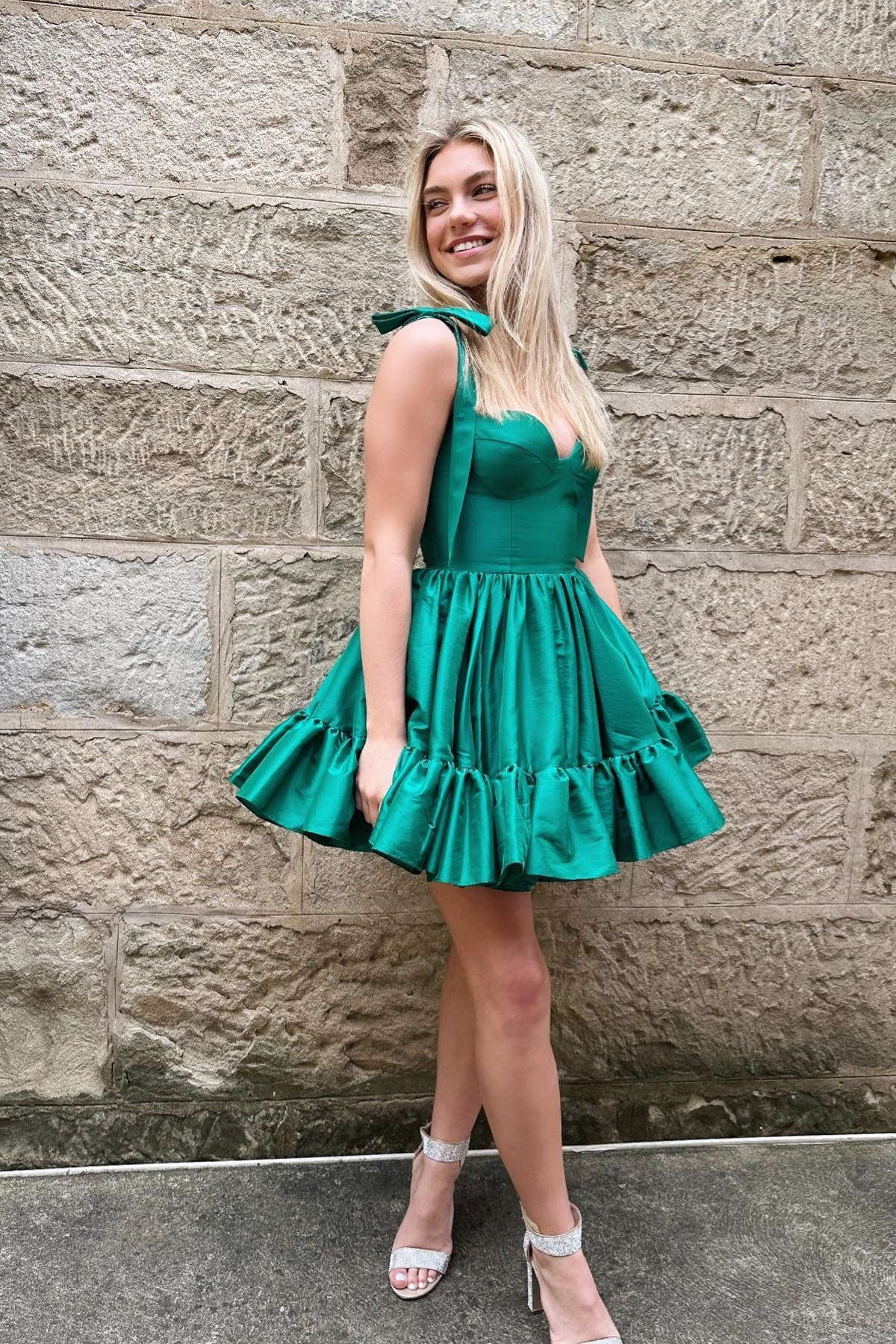 Vestido corto de fiesta con volantes y corsé verde con tirantes finos Y2724