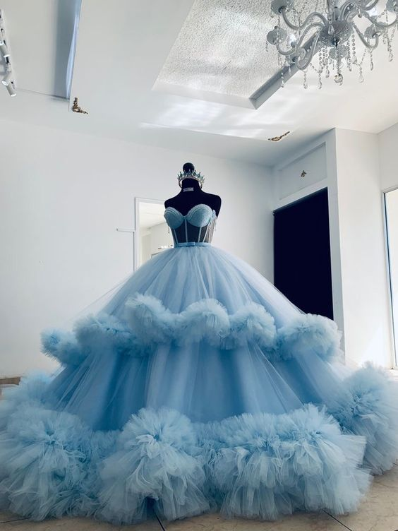 Vestido de fiesta extra abullonado de tul azul con volantes y escote corazón Y4527