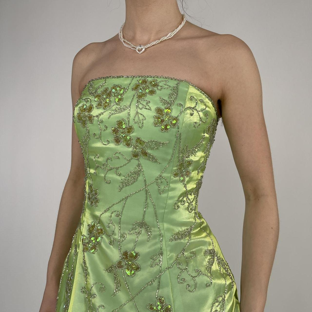 Trägerloses grünes Satin-A-Linien-Ballkleid mit Perlenbesatz Y8412
