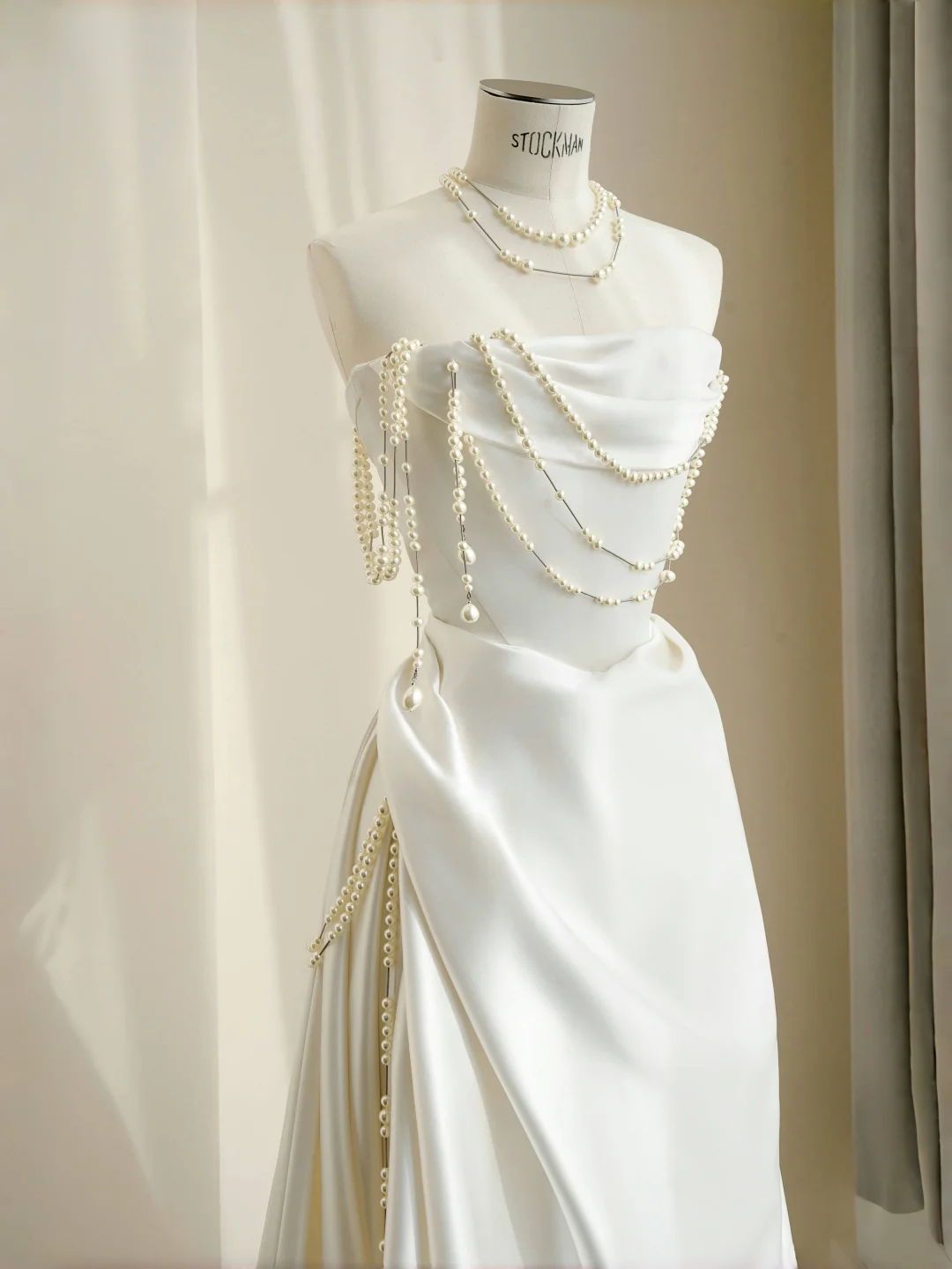 Vestido de fiesta blanco elegante sin tirantes de satén con cadena de perlas, corte en A, Y8684
