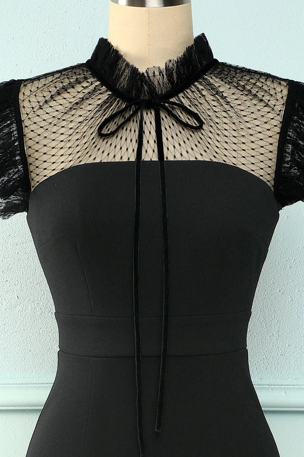 Vestido de noche corto ajustado con cuello alto y corte sirena negro Y5066