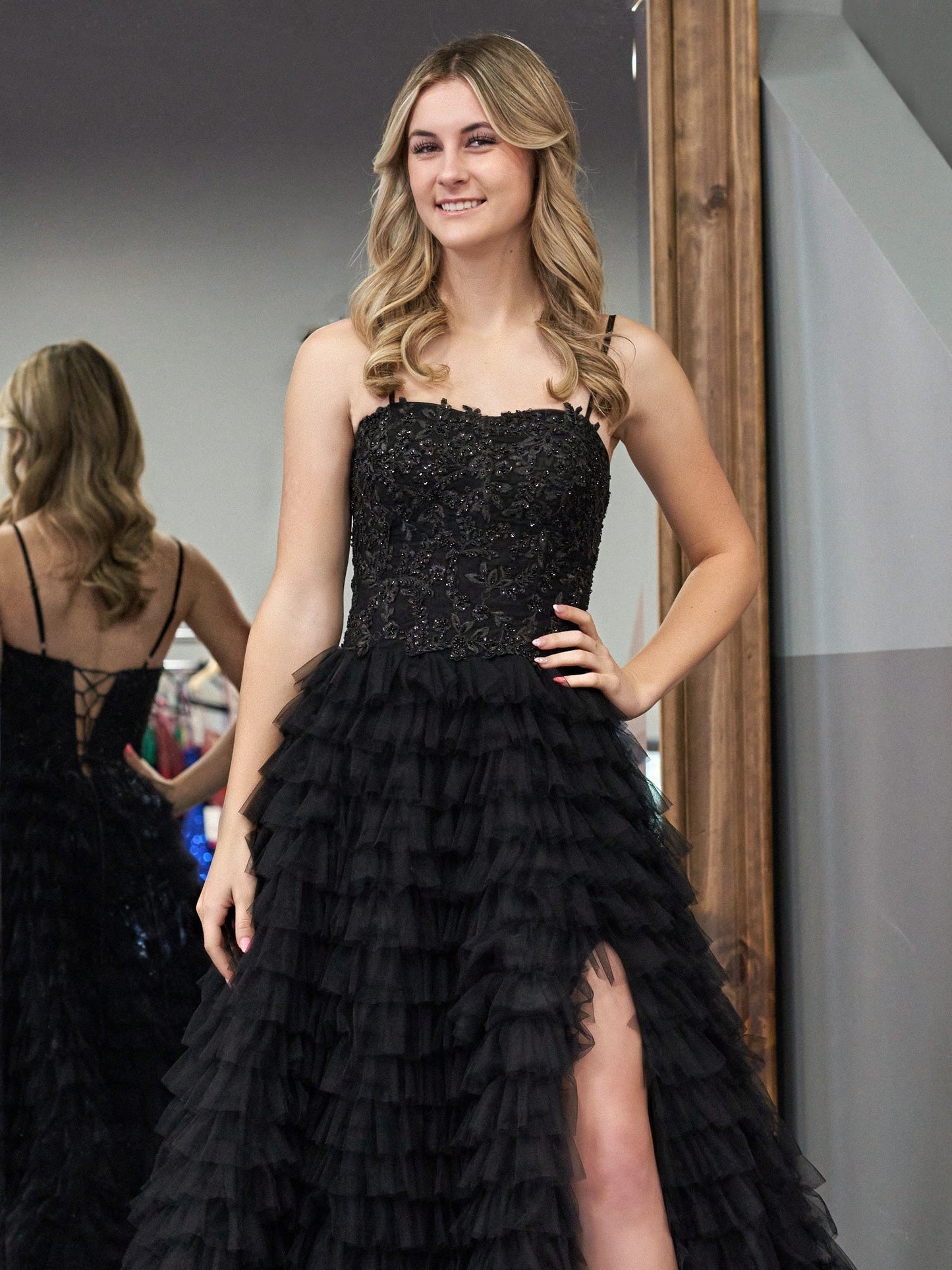 Jordan | Schwarzes A-Linien-Ballkleid aus Tüll mit Stufen und Pailletten