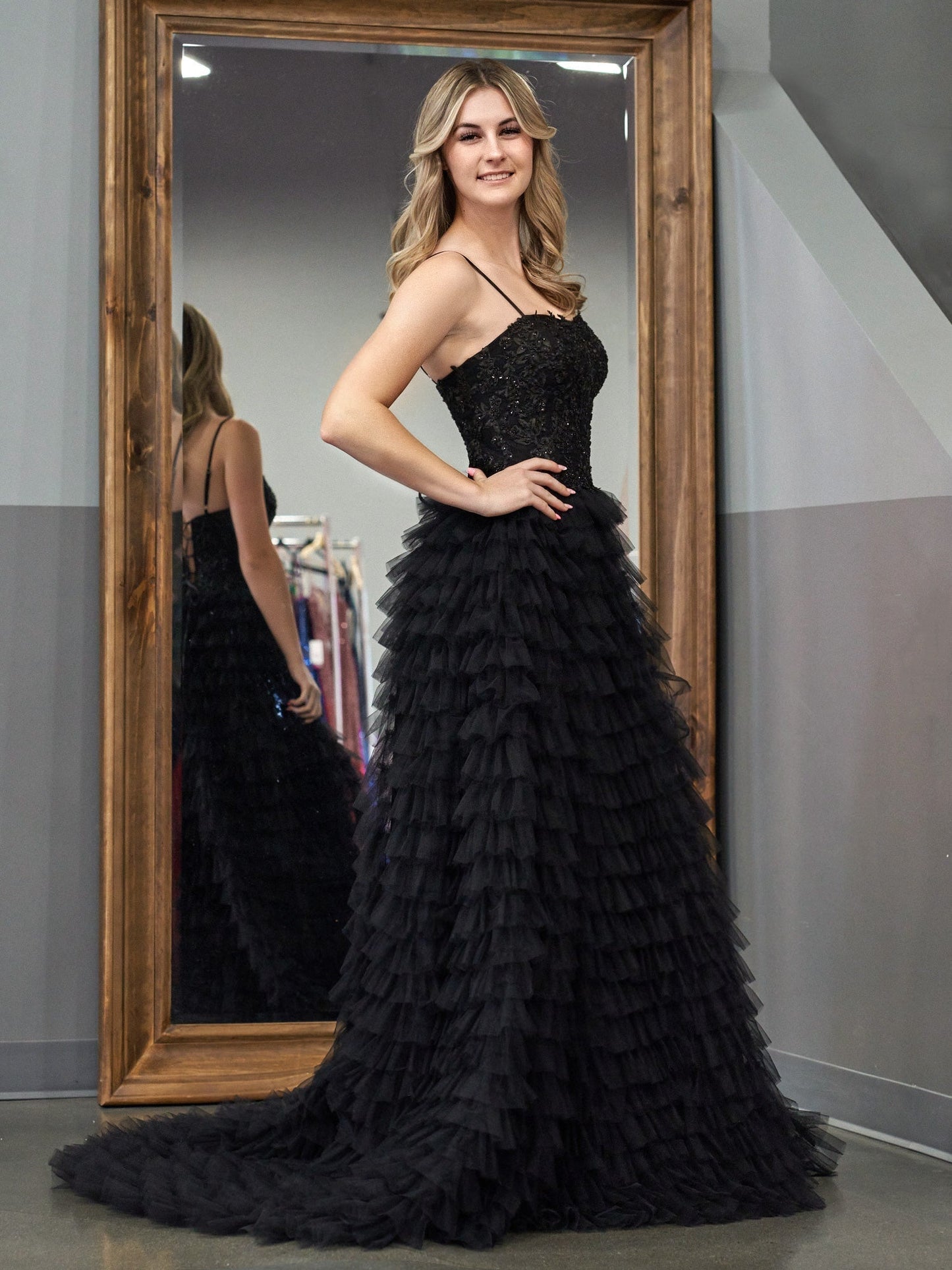 Jordan | Schwarzes A-Linien-Ballkleid aus Tüll mit Stufen und Pailletten