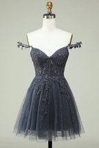 Vestido de fiesta gris corto con tirantes finos, corte A y apliques Y2397
