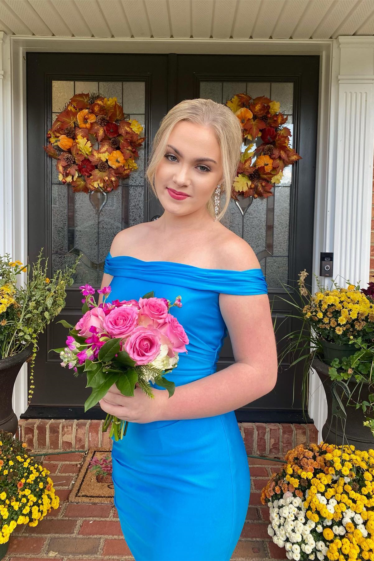 Simply Blue – Schulterfreies, figurbetontes Mini-Heimkehrkleid Y3016