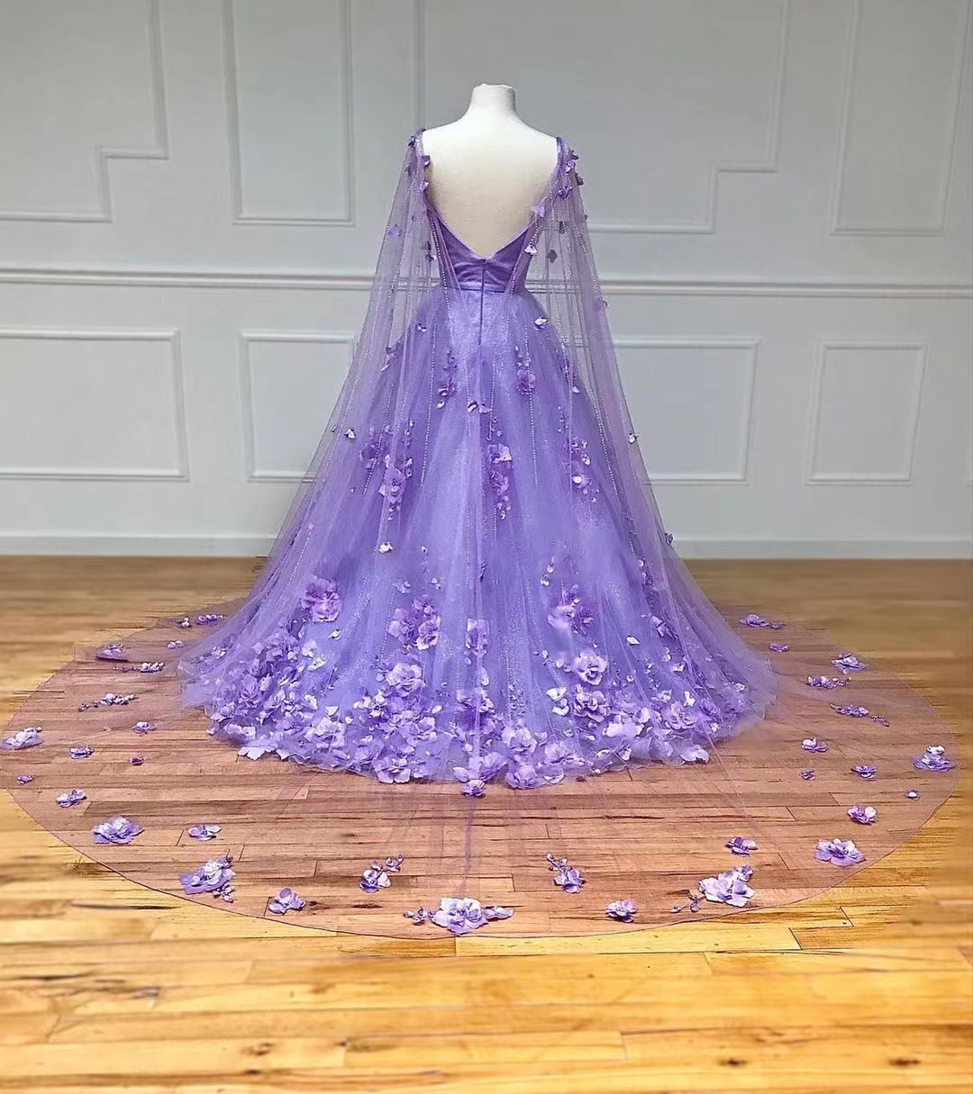 Vestido de fiesta lavanda con encaje floral 3D, corte A y mangas estilo capa 