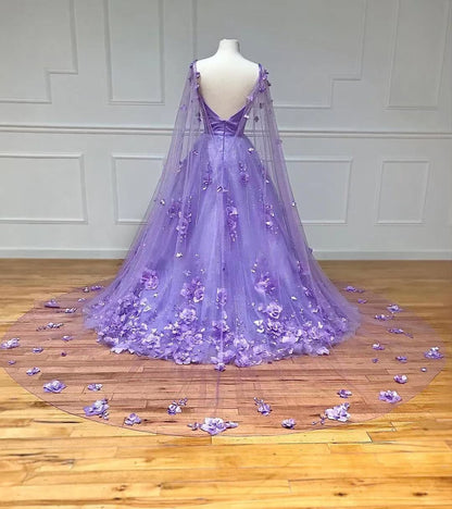 Vestido de fiesta lavanda con encaje floral 3D, corte A y mangas estilo capa 
