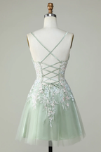 Vestido de fiesta con tirantes finos en color salvia polvoriento y espalda cruzada Y2925
