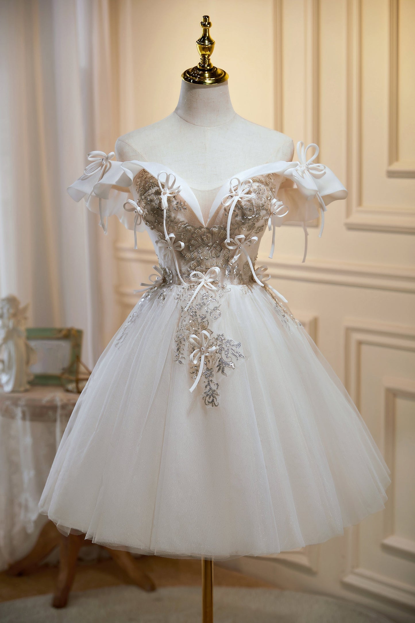 Vestidos curtos de baile de tule com decote em V e ombros de fora 