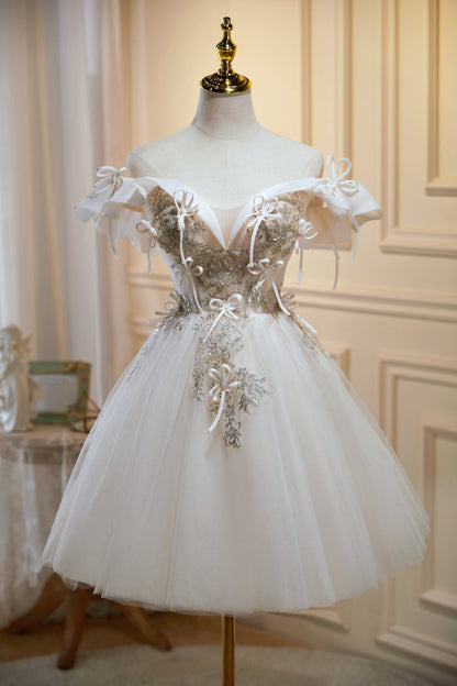Vestidos curtos de baile de tule com decote em V e ombros de fora 