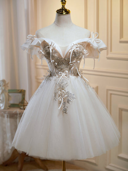 Vestidos curtos de baile de tule com decote em V e ombros de fora 