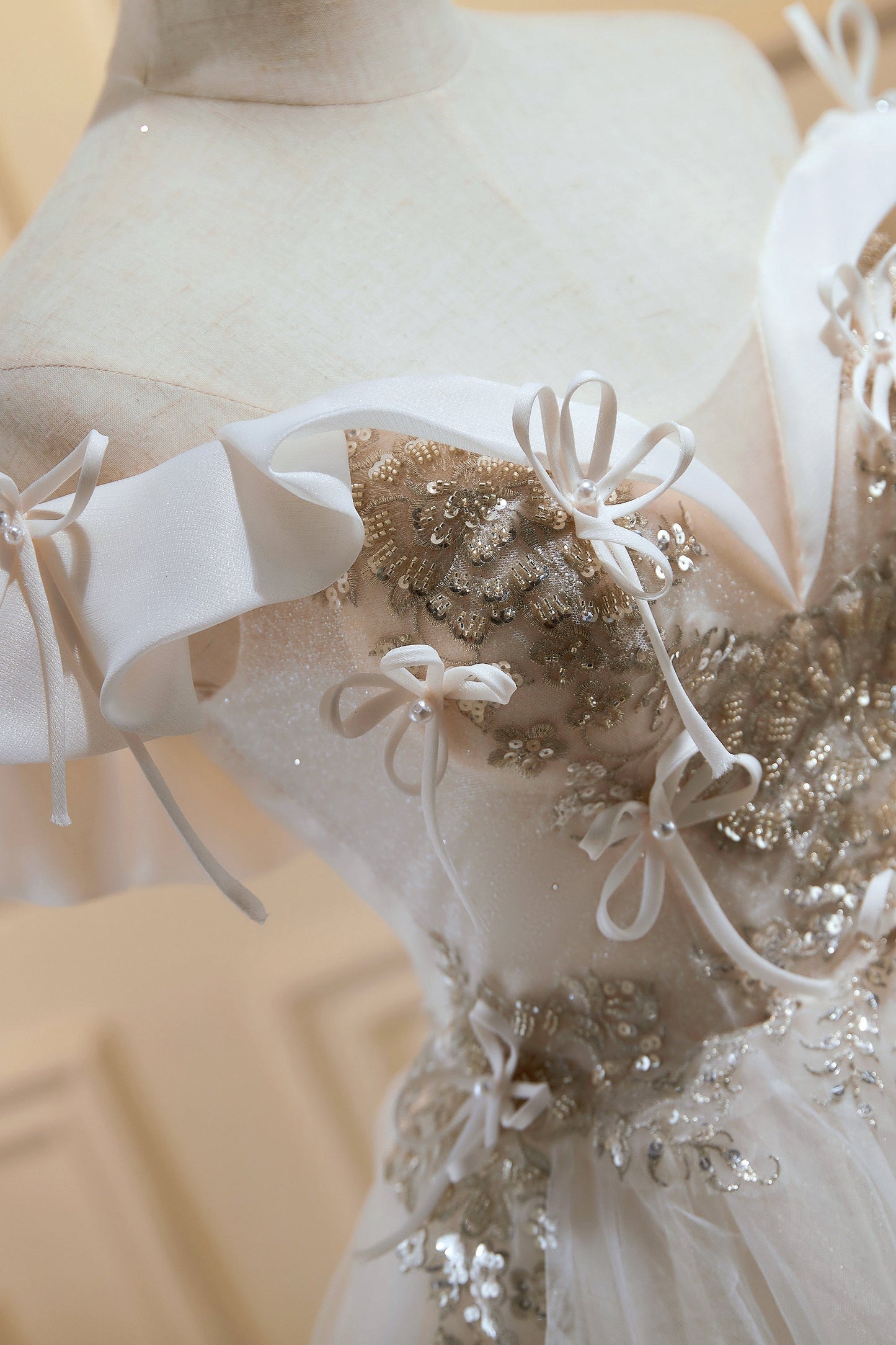 Vestidos curtos de baile de tule com decote em V e ombros de fora 