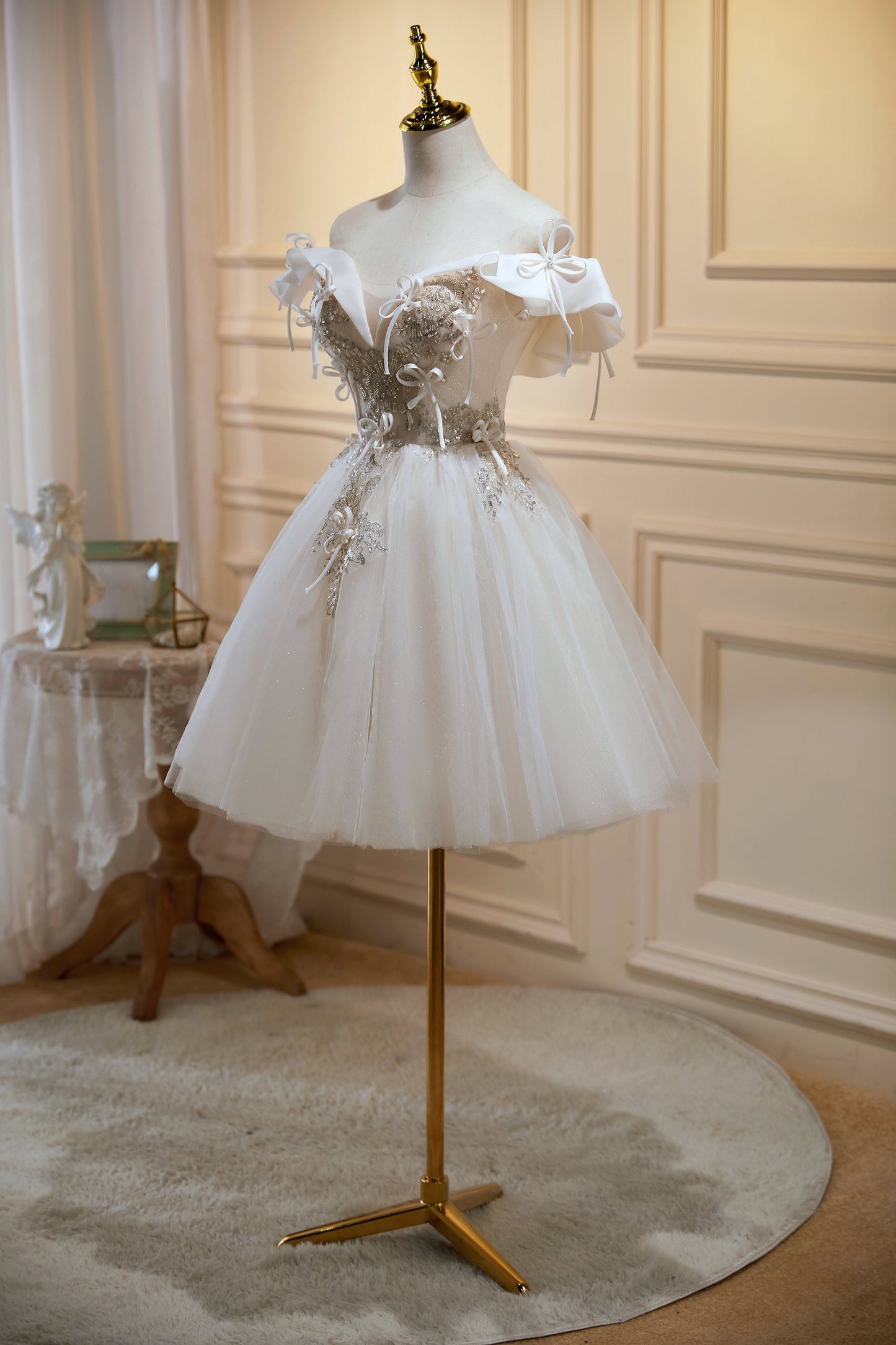 Vestidos curtos de baile de tule com decote em V e ombros de fora 