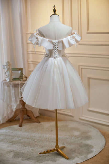 Vestidos curtos de baile de tule com decote em V e ombros de fora 