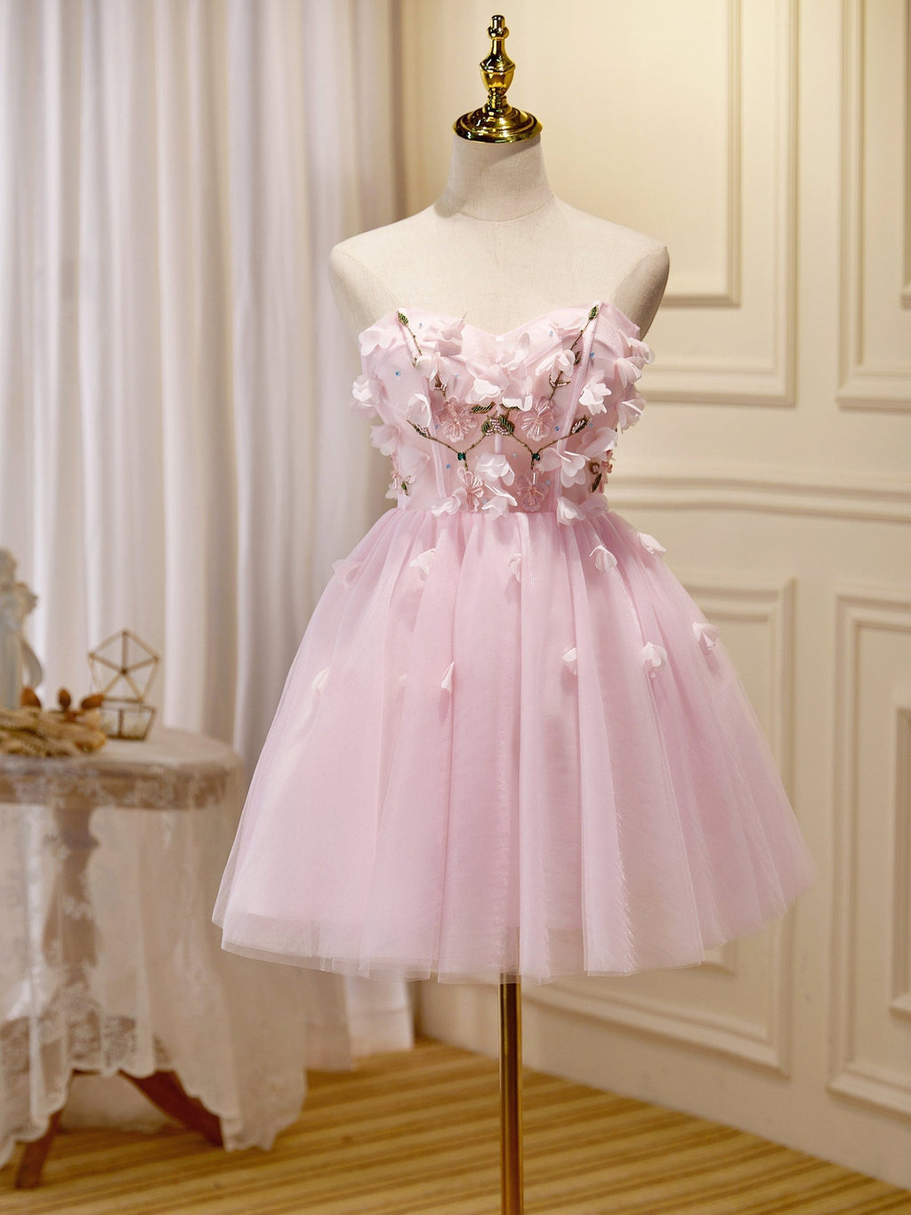 Lindos vestidos cortos de fiesta de tul con apliques de corazón y sin tirantes en color rosa