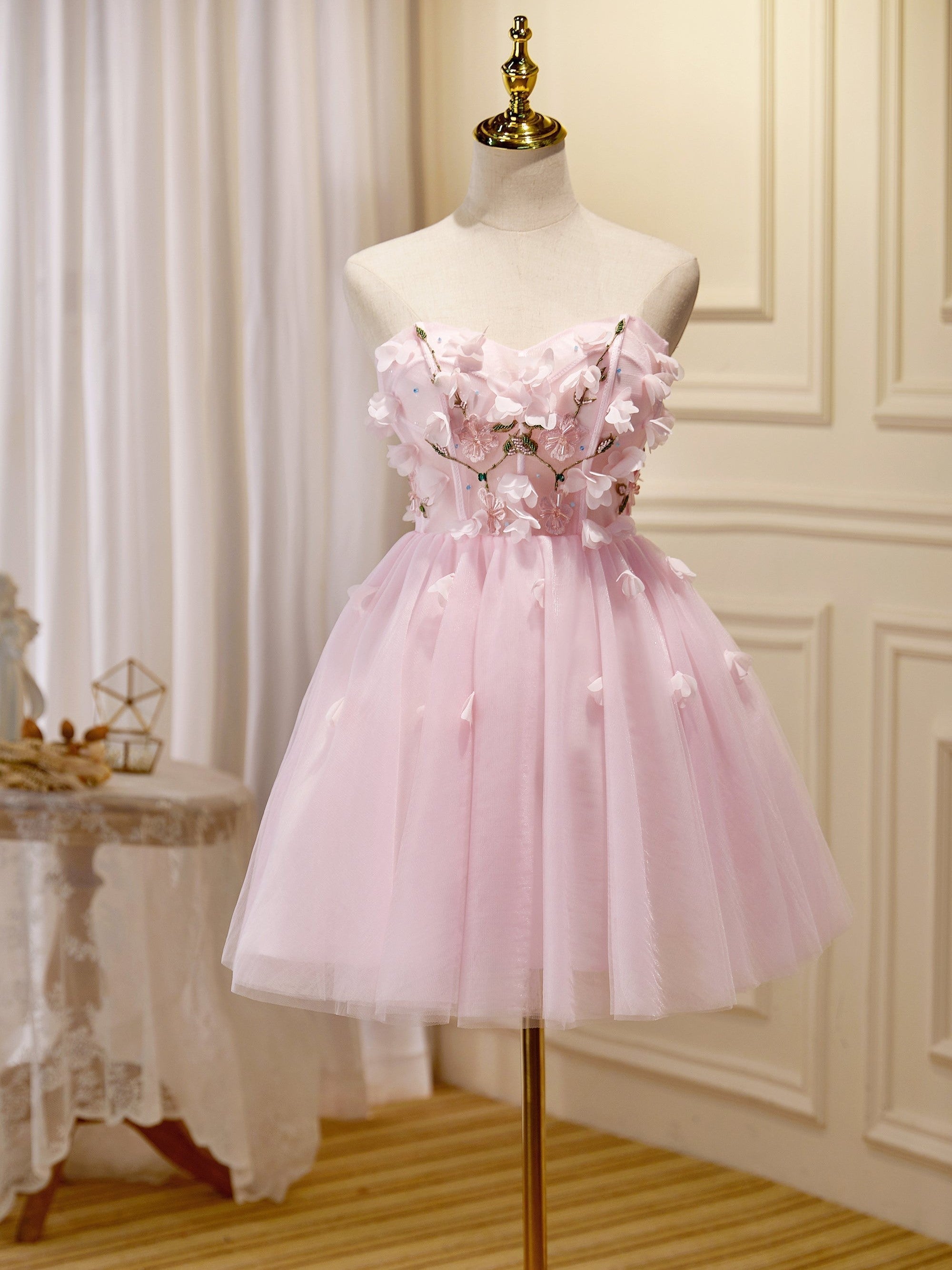Lindos vestidos cortos de fiesta de tul con apliques de corazón y sin tirantes en color rosa