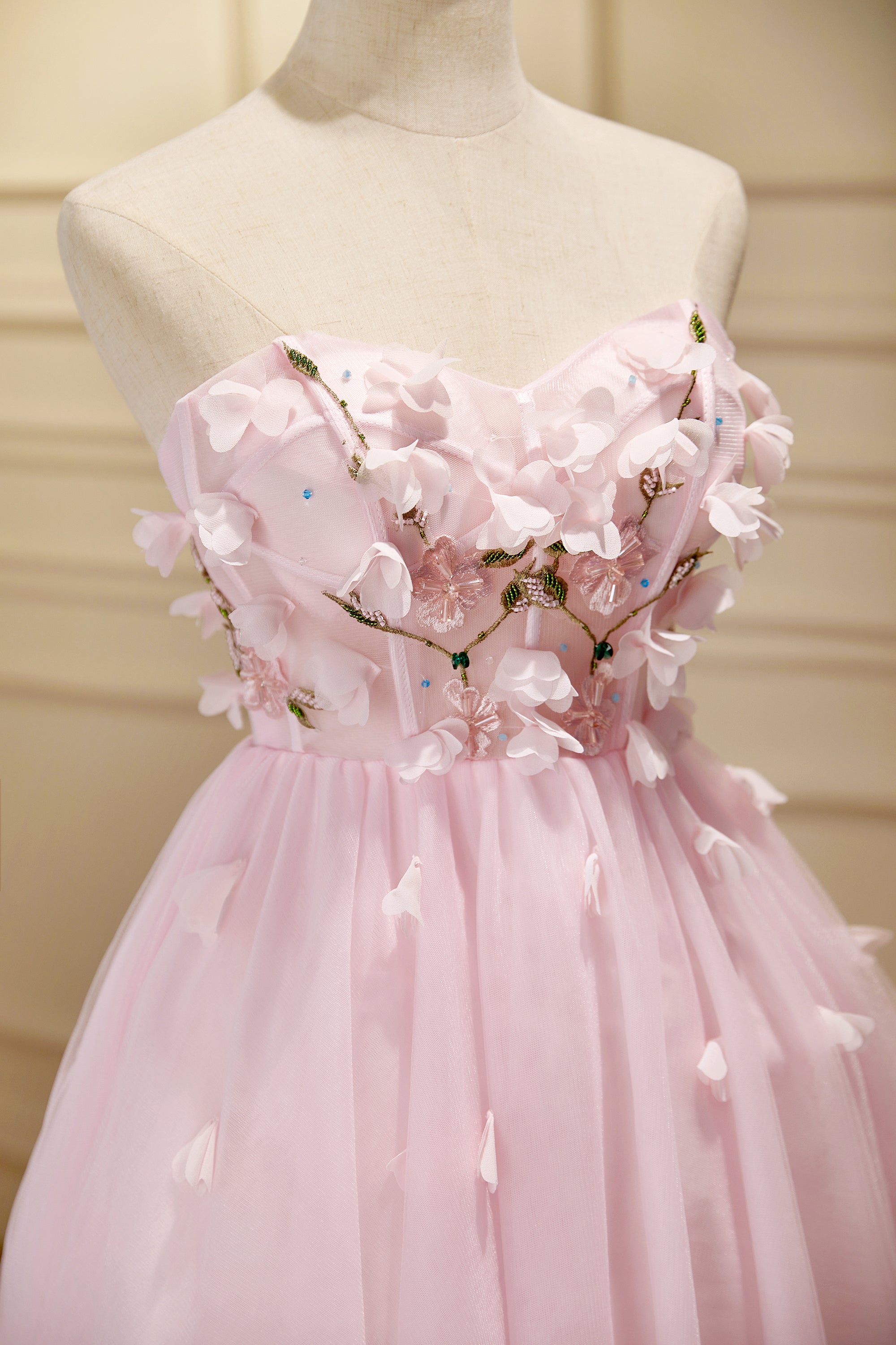 Lindos vestidos cortos de fiesta de tul con apliques de corazón y sin tirantes en color rosa