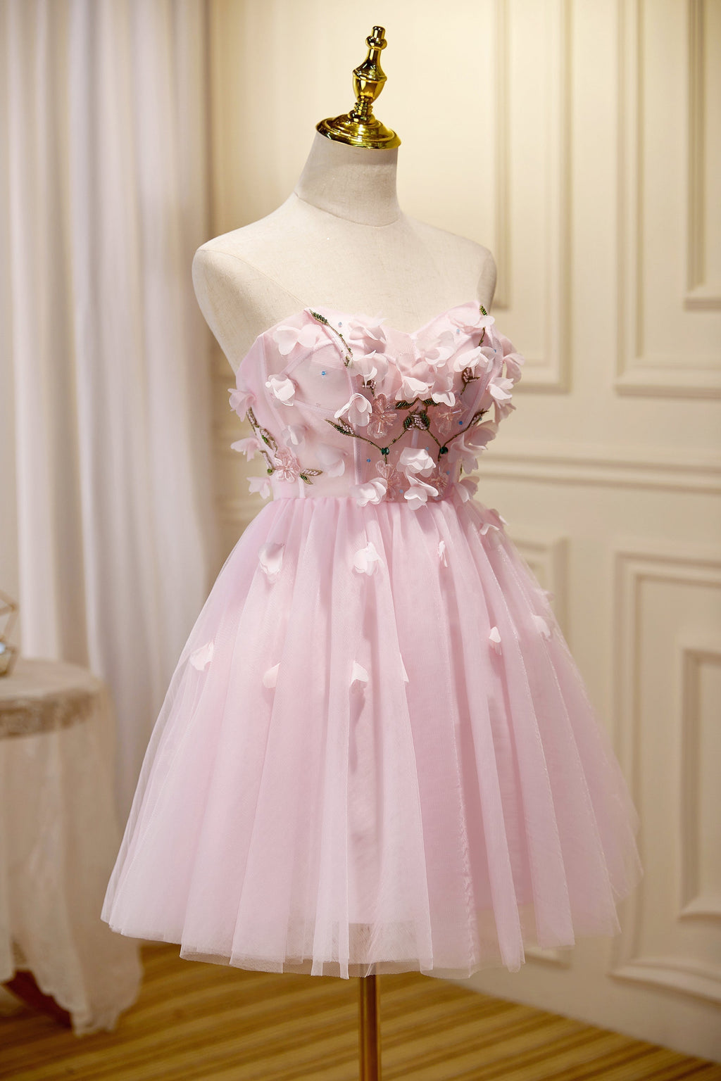 Lindos vestidos cortos de fiesta de tul con apliques de corazón y sin tirantes en color rosa