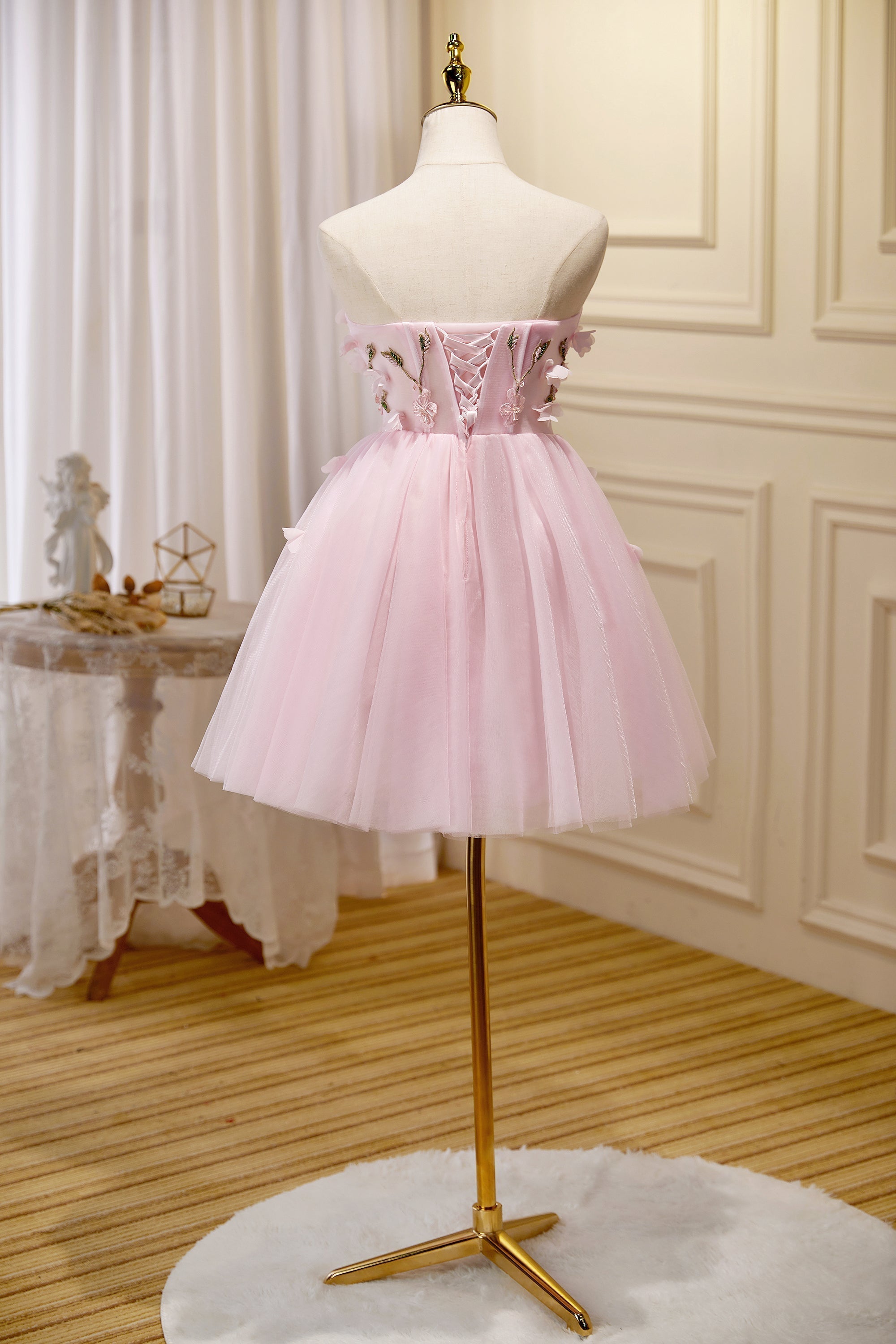 Lindos vestidos cortos de fiesta de tul con apliques de corazón y sin tirantes en color rosa