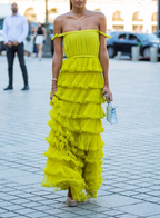 Elegante vestido largo de ceremonia para mujer, con hombros descubiertos, plisado y capas, vestido de noche para mujer, hecho a medida Y5086