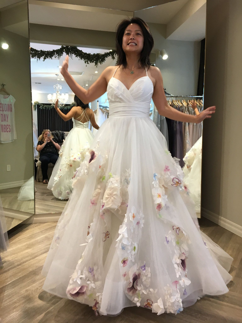 Wunderschönes A-Linien-Brautkleid mit 3D-Blumenapplikation Y2675