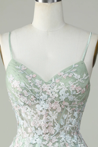 Vestido de fiesta con tirantes finos en color salvia polvoriento y espalda cruzada Y2925
