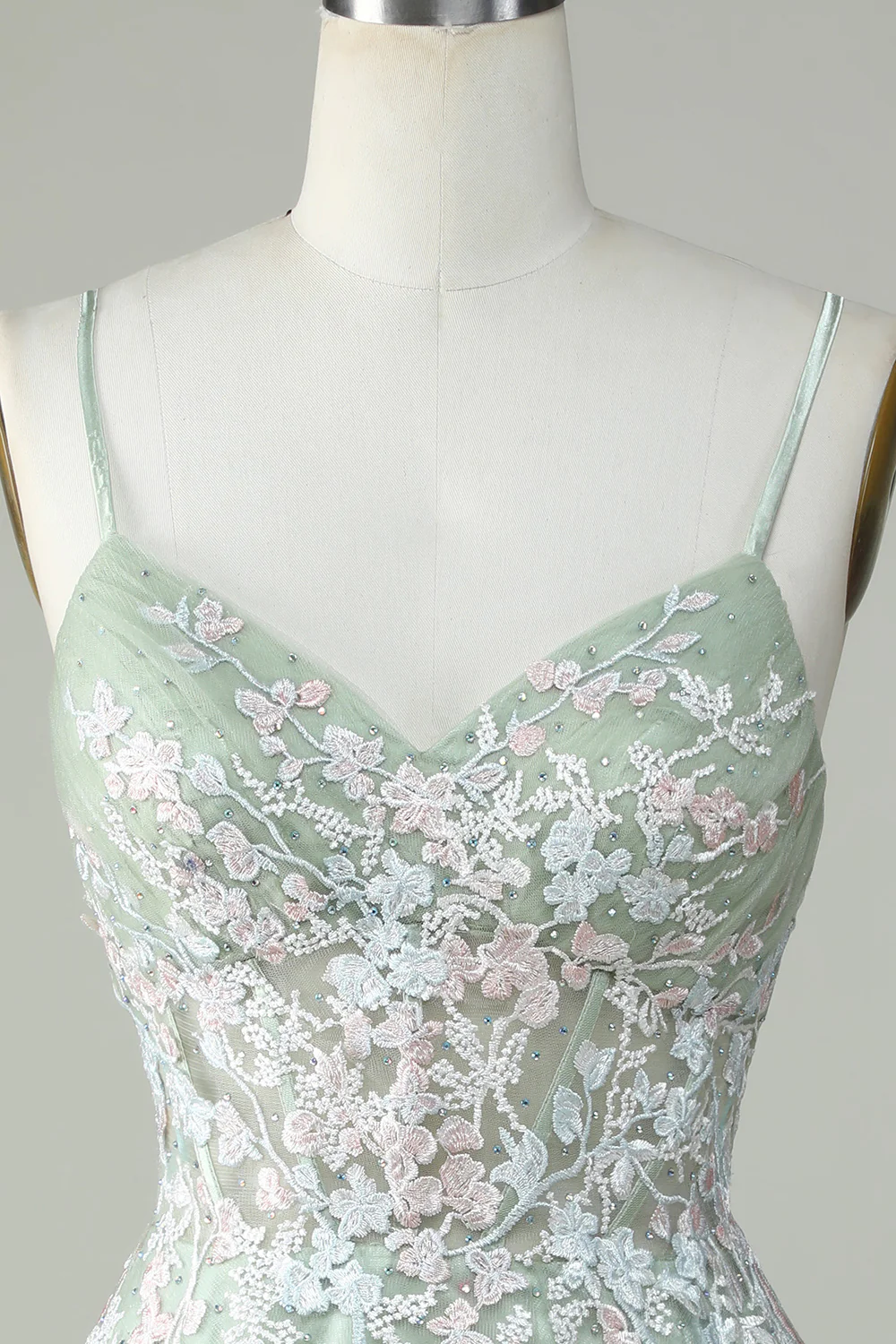 Vestido de fiesta con tirantes finos en color salvia polvoriento y espalda cruzada Y2925
