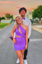 Vestido corto morado ajustado de un solo hombro para fiesta de bienvenida Y2814