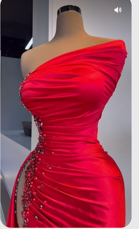 Vestido de noche rojo de satén plisado con escote asimétrico y abertura alta, vestido formal encantador Y379