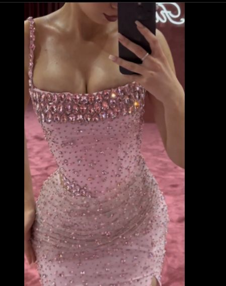 Charmantes rosa Meerjungfrau Abendkleid mit Perlen und Spaghettiträgern, Schlitz, langes Abschlussball-Partykleid Y7970