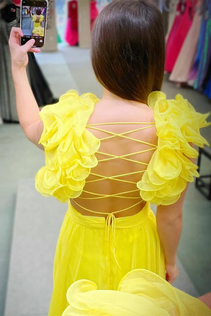 Langes Ballkleid mit Schnürung, V-Ausschnitt, Rüschen und Plissee SYP180