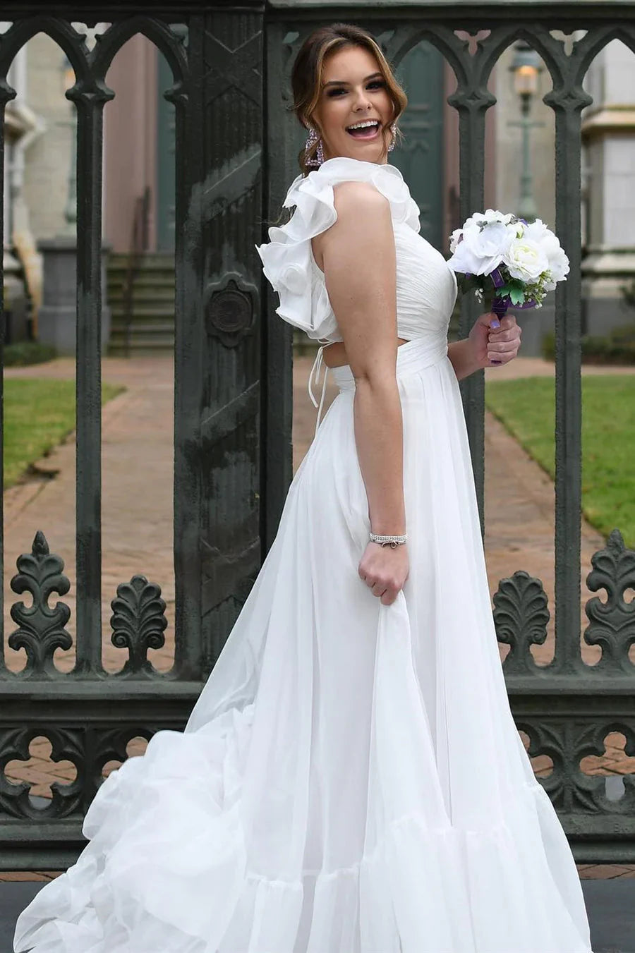 Langes Ballkleid mit Schnürung, V-Ausschnitt, Rüschen und Plissee SYP180