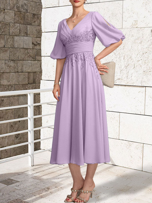 Vestido de madre de la novia de gasa con encaje, escote en V y largo hasta la rodilla con pliegues